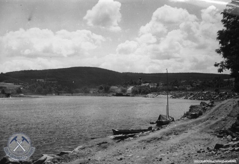 Fotografie : Pohled od p�ehrady u Kam�ka sm�rem proudu do z�topy vodn�ho d�la Slapy, Vltava km 111.0