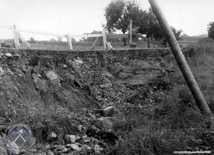 Fotografie : Sesuv z 5.7.1958 u silnice Lomazice-Polky. Odlun oblast zashla vozovku silnice., Lomazice - Polky