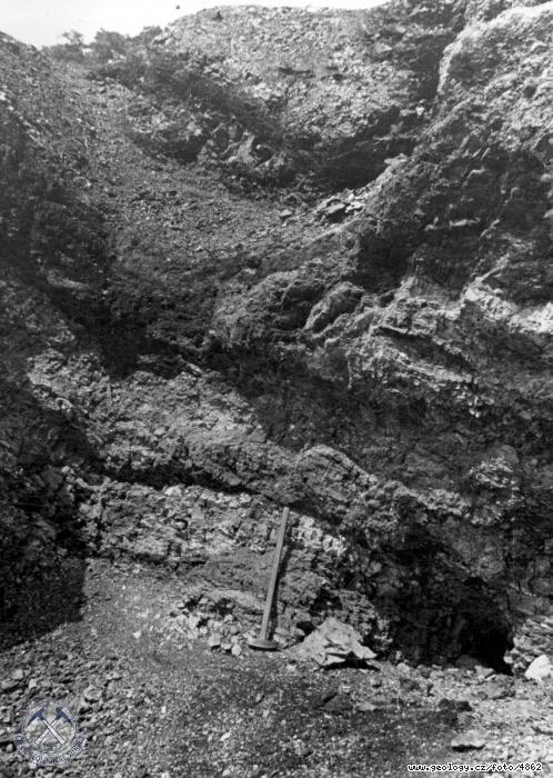 Fotografie : Miocnn vyplen jlovce, pi hornm okraji odkryvu je mal zbytek uheln sloje., ermnky
