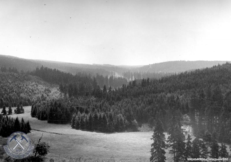 Fotografie : Ohb� Fl�jsk�ko potoka, za��naj�c� cca 1.5km nad p�ehr.m�stem. Vpravo ��st odklizu z v�lomu vodovodn�ho tunelu ra�en�ho do �enbachu., Fl�je