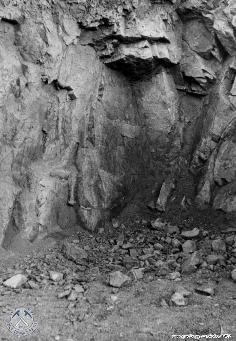 Fotografie : detail uloen hornin v zezu Z-1 ku przkumu pro oteven kamenolomu k vstavb pehrady., Flje