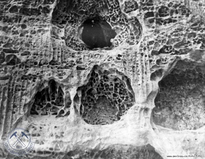 Fotografie : Vyvtral dutiny v pskovcch s aeroxysty.mezi obc Kaninou-Lhotkou, Kokonsk dol