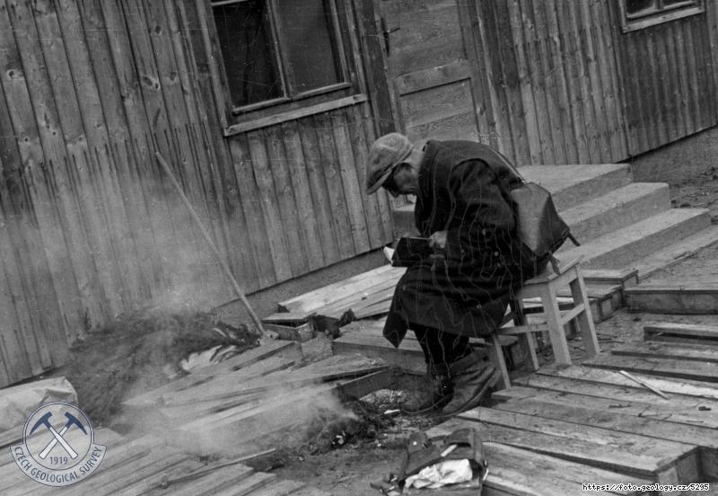 Fotografie : B. �erven� pom�h� popisovat vrtn� j�dra vzdor mrazu., K�imov