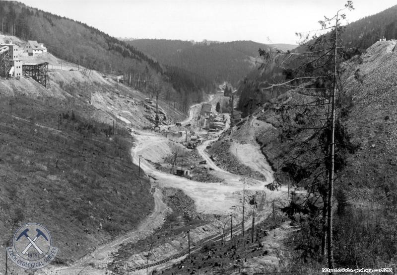 Fotografie : Staveni�t� p�ehrady-situace, pohled po proudu zachycuje oba boky., K�imov