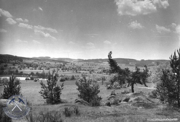 Fotografie : Pohled od ertova kamene, jihozpadn od Bratejova, k jihu na oblast budovanou ulou typu ertova bemene, Bratejov