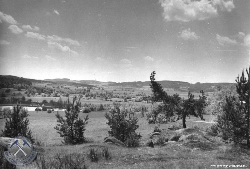 Fotografie : Pohled od ertova kamene, jihozpadn od Bratejova, k jihu na oblast budovanou ulou typu ertova bemene, Bratejov