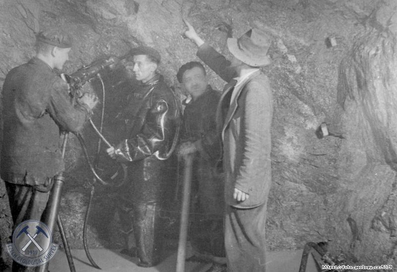 Fotografie : Z pr�ce na v�lomu vodovodn�ho tunelu z Fl�j� do �enbachu, v ��sti �tola mlad�ch, t.j. mezi �enbachem a Pekelsk�m potokem., �enbach