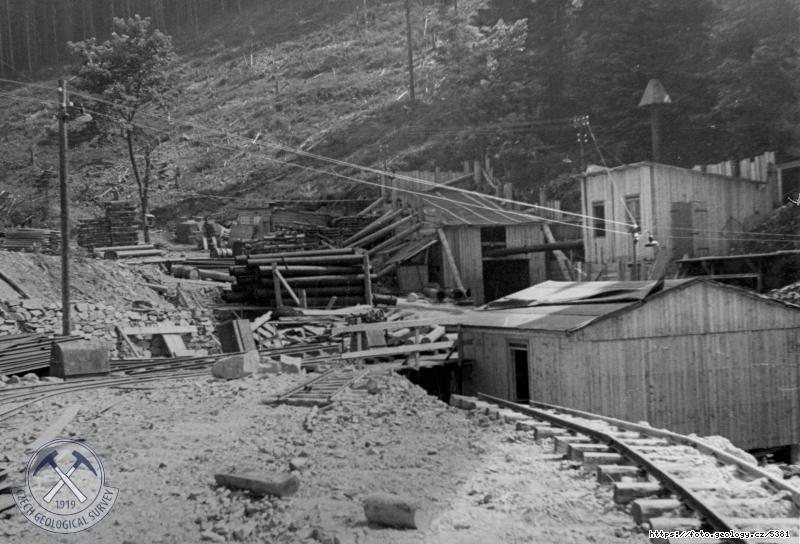 Fotografie : Port�l pracovn� �toly zal. v m�st�, kde trasa vodovodn�ho tunelu z Fl�j� do �enbachu se nejv.p�ibli�uje povrchu, t.j.v �dol� Pekelsk�ho potoka., �enbach