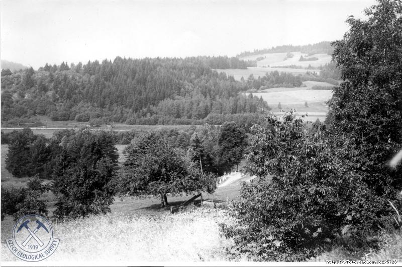 Fotografie �doln� svah nad Otavou: �doln� svah nad Otavou, ve kter�m m� b�t ra�ena chodba, prav� �bo�� �dol� Otavy