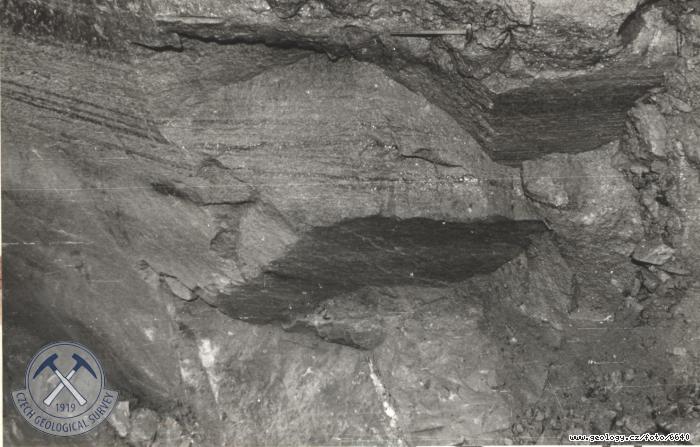 Fotografie : Charakter horniny na levm boku pravho (I) vtokovho objektu v mst budoucho ohb do tl.achty I., Lipno