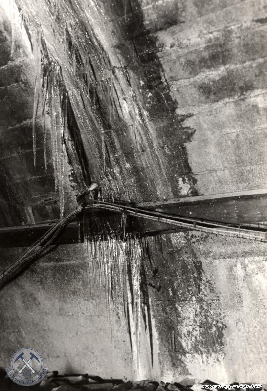Fotografie : Jeden z etnch prsak v boku odpadnho tunelu zdraznn nmrazou a rampouchy., Vy Brod