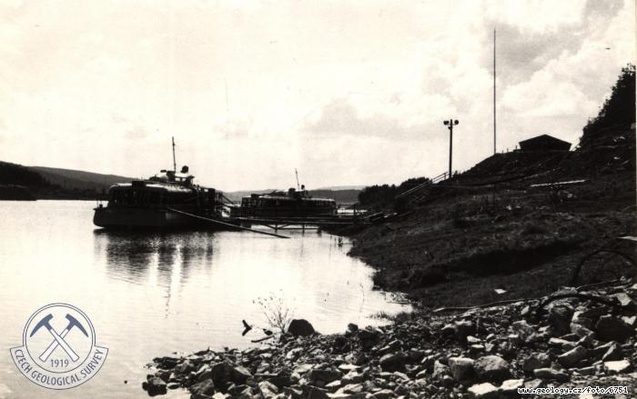 Fotografie : Pohled na vznikajc jezero v.d.Lipno s pstavitm motor.lod., Lipno