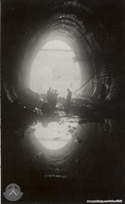 Fotografie : Pohled z odpadnho tunelu na jeho vystn pi jeho vyklzen od navezench hornin, Vy Brod