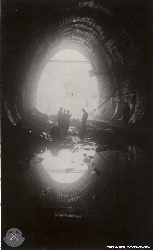Fotografie : Pohled z odpadn�ho tunelu na jeho vy�st�n� p�i jeho vykl�zen� od navezen�ch hornin, Vy��� Brod