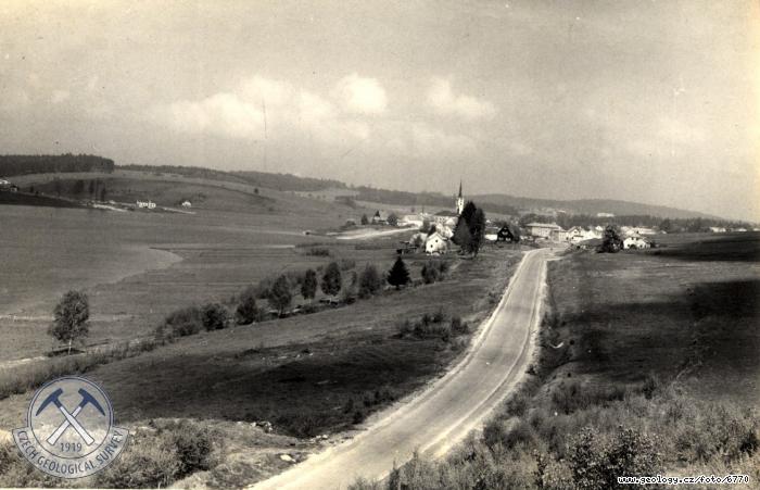 Fotografie : Pohled na obec, vlevo postupující vzdutí lipenského jezera., Frymburk