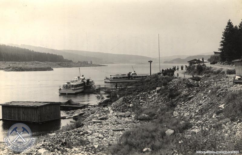 Fotografie : Motorov� lod� s p��stavi�t�m na jeze�e v Lipnu., Lipno