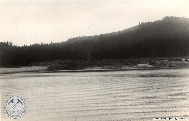 Fotografie : Panorama jezera - ��sti p�ilehl� k p�ehrad�, pohled od z�p., Lipno