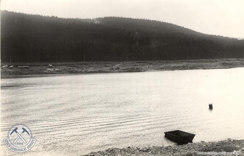 Fotografie : Panorama jezera - ��sti p�ilehl� k p�ehrad�, pohled od z�p., Lipno