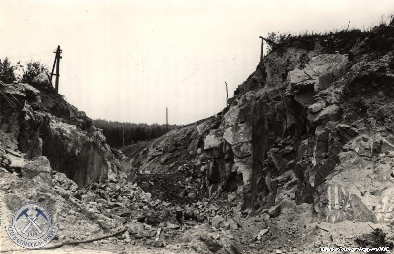 Fotografie : Panoramatick� p�ehled sou�asn� situace v pror�en� nov� silni�n� trasy navazuj�c� na lev� b�eh p�ehrady. Pohled na trasu z hr�zn�ho t�lesa sm�rem na sever., Lipno
