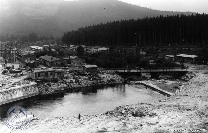 Fotografie : Pohled z p�ehrady na p�ehradn� v�var, Lipno