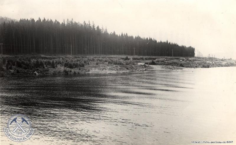 Fotografie : Panor.pohl.na jezero ze stanovi�ti na zemn� ��sti hr�ze., Lipno
