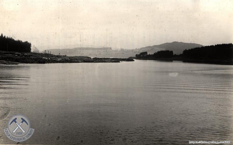 Fotografie : Panor.pohl.na jezero ze stanovi�ti na zemn� ��sti hr�ze., Lipno