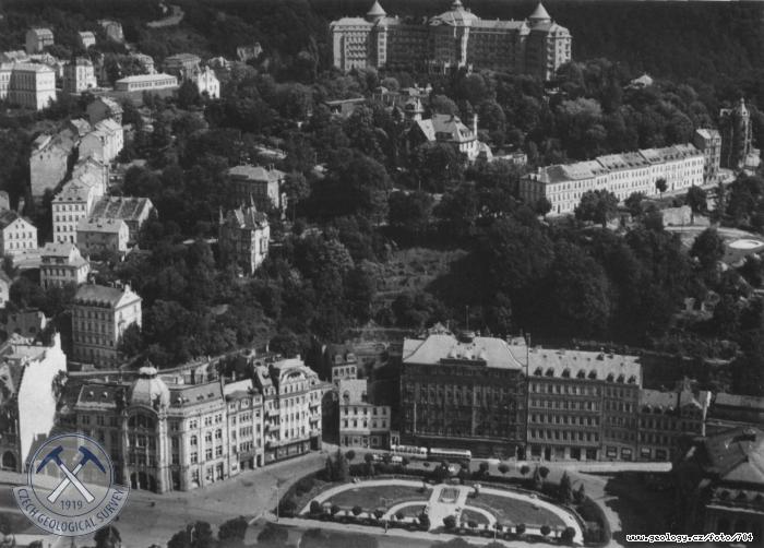 Fotografie Karlovy Vary: Karlovy Vary s hotelem Imperiál, pohled z vyhlídky z Jeleního skoku, Karlovy Vary