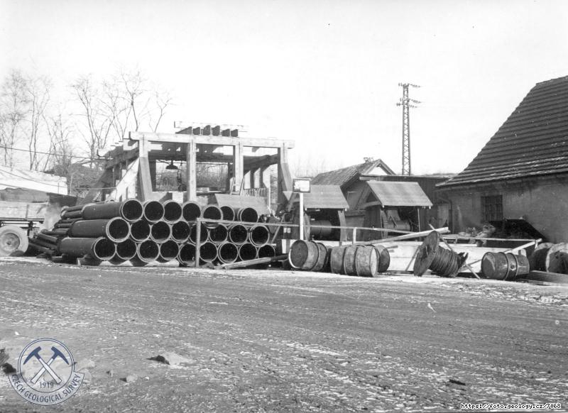 Fotografie : Mechaniza�n� za��zen� na dvo�e dolu nad j�mou V., Kr�lovsk� Po����