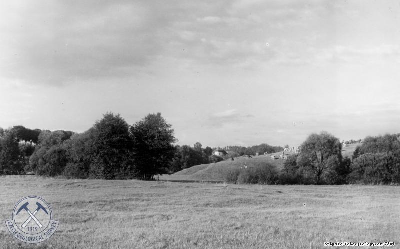 Fotografie : �irok� �doln� niva u konce vzdut� p�ehr.profilu Stanovice (u Pily) s meandruj�c�m potokem., Pila