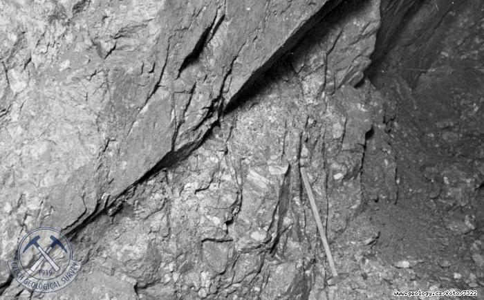 Fotografie : Pehradn profil Stanovice: Detail poruchy v povodn stn cca 4m ped elbou toly .VI. na pravm behu., Stanovice u Karlovch Var