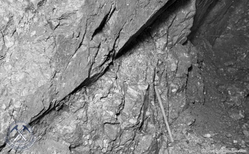 Fotografie : P�ehradn� profil Stanovice: Detail poruchy v povodn� st�n� cca 4m p�ed �elbou �toly �.VI. na prav�m b�ehu., Stanovice u Karlov�ch Var�