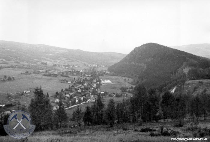 Fotografie : Panoramatick pehled dol s obc Stbrn z Tisov hory., Tisov u Kraslic