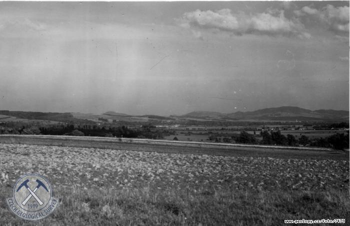Fotografie : Pohled na pehradn profil Kamenec ze stanovit zpadn od profilu, nad osadou st, dvr Kamenec