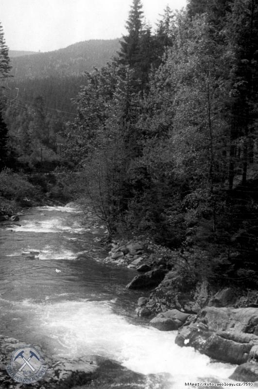 Fotografie : Labsk� sout�ska, pohled po proudu., Vrchlab�