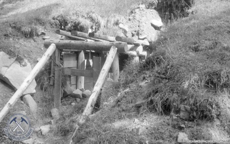 Fotografie : P�ehradn� profil P��slop, port�l v��e polo�en� �toly na prav�m �doln�m svahu., P��slop