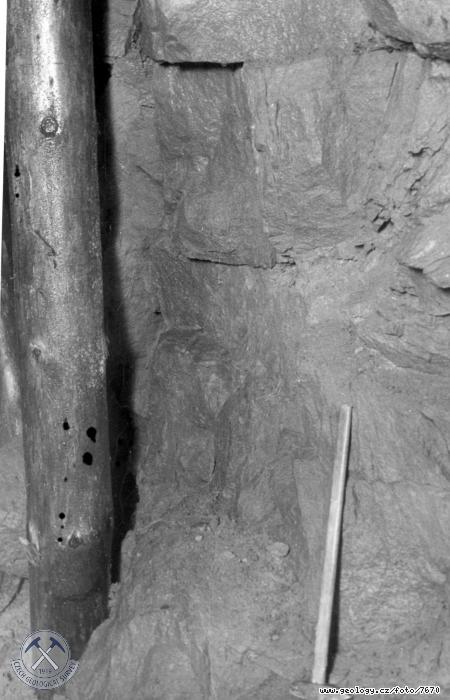 Fotografie : Pehradn profil Pslop, ve poloen tola na levm dolnm svahu, charakter horniny v jej povodn stn., Pslop