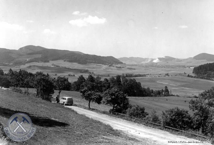 Fotografie : Pohled na Kotou� ze svahu Kazni�ova. Vn�j�� bradlov� p�smo., Kazni�ov