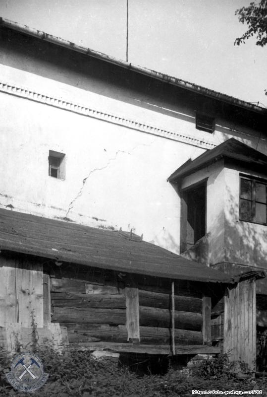Fotografie : Praskl� z�p.st�na domu �.p.5 z r.1905 (v�m�nek p.A.Golky v Krmel�n�). D�m je nad okrajem sva�n�ho �zem�., Krmel�n