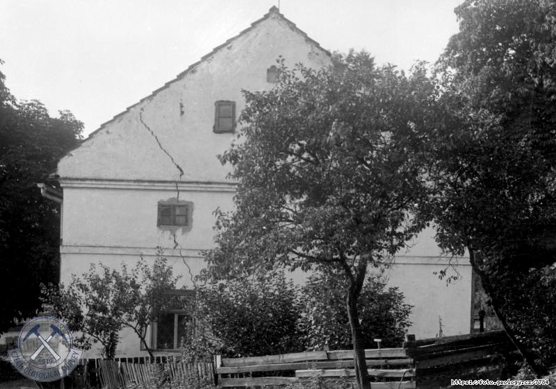 Fotografie : D�m p.A.Golky (statek �.p.6 v Krmel�n� nad okrajem sva�n�ho �zem�), praskl� j.st�na., Krmel�n