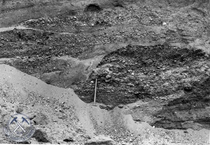 Fotografie : Poloha glacifluvilnch trkopsk v zpadn stn pskovny u Hluna., Hlun