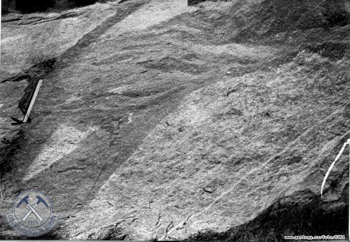 Fotografie : Lom v Klatovech JV od hbitova. Kry svtlho typu granodioritu v tmavm, Klatovy