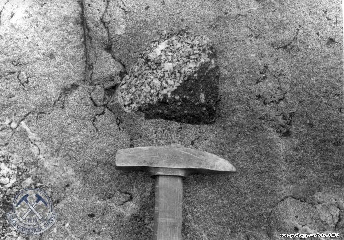 Fotografie : Kozlovick granodiorit uzavrajc pecku hrubozrnnho porfyrovitho okrajovho granodioritu a slab porfyrov basika., Klatovy