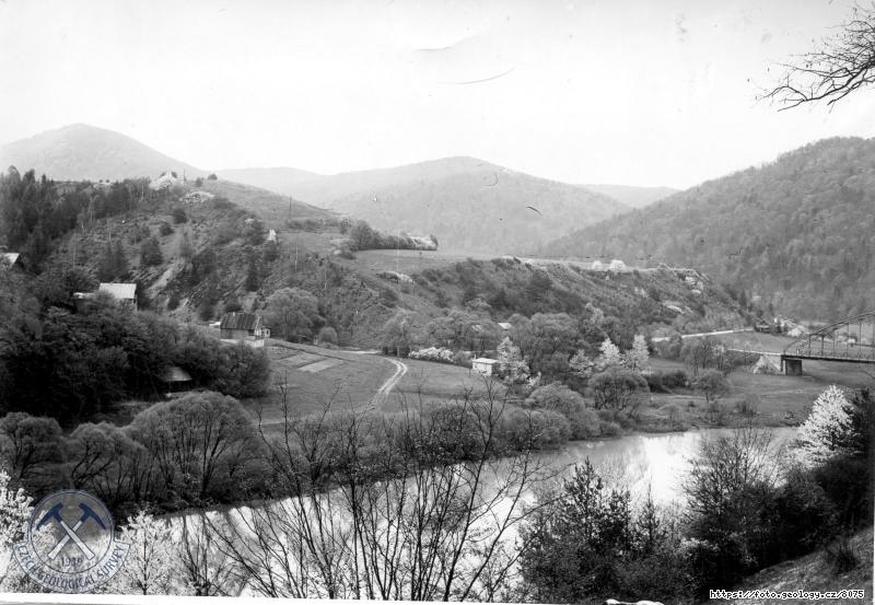 Fotografie : Morfologie �dol� Berounky sv. od Skryj�, pohled z prav�v�ho b�ehu po proudu., Skryje