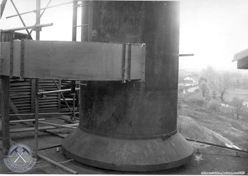Fotografie : II. poloprovozn� pokus za ��elem z�sk�n� germania v hol��ovsk� elektr�rn�: Napojen� kou�ovodu na kom�n-p��ruba., Hol��ov
