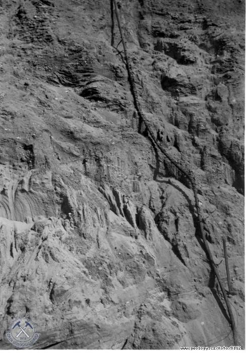 Fotografie : Detail stauchovanch glacilakustrinnch psk ve stedu stny pskovny., Rohov