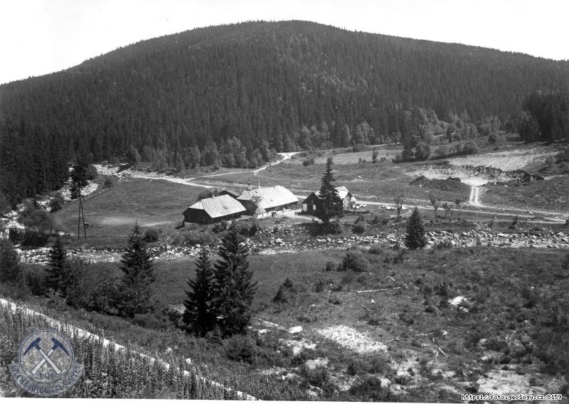 Fotografie : Morfologie �dol� Vydry - balvanit� �e�i�t�. Zprava �st� do Vydry potok, vpravo od samoty Antiglu se t�� svahov� kamenit� ssut� (morena?) na stavbu silnice do Modravy, Ant�gl