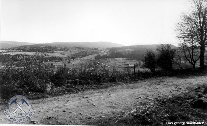 Fotografie : Srnsk granodioritov masiv v prostoru Srn (vlevo) a Hrdek (vpravo). V pozad heben Zh a jeho sz.svahy ke Svoje, Srn