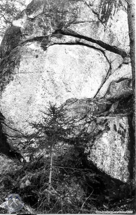 Fotografie : Kulovit rozpad porfyrick uly (granodioritu) na levm dolnm svahu Kemeln v.od prilskho mostu., jz od Frauentlu