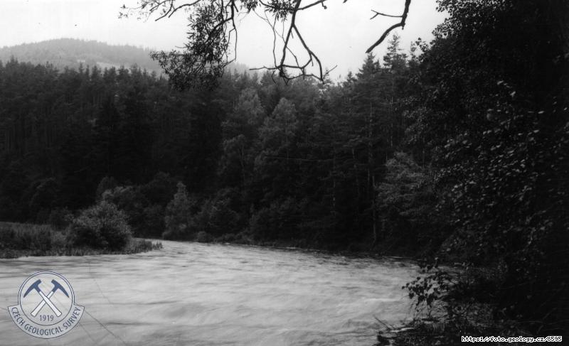Fotografie : Pohled na lev� �doln� svah Vltavy (proti proudu) od n�razov�ho b�ehu �zk�ho meandru v�chodn� od Z�vratn�. P�i �pat� svahu prob�h� silnice v jej�m� z��ezu jsou v�chozy svorov�ch rul, Z�vratn�