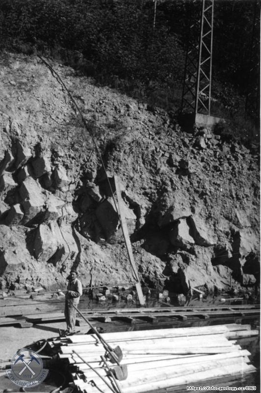 Fotografie : Lev� bok nad v�va�i�t�m �doln� p�ehrady ohro�en� sesuvem, celkov� pohled z dola., B�l� T�eme�n�